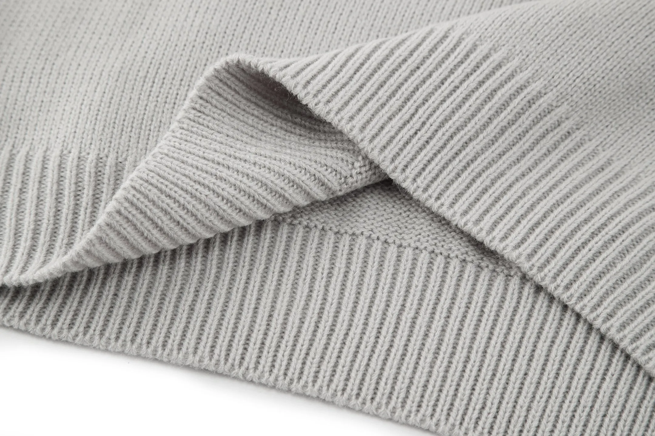 P400 Stone Island compass crew neck sweater (grey). The original version was purchased and developed for 3,690 yuan. The fabric is made of 30% wool, 50% cotton, and 20% spandex. The arm embroidery logo is made of double-layer soft leather, with embroidery logo technology on the surface and embellishment with the brand logo. Comes with laser engraved metal buttons. Garment washing-fixing color-fixing pattern-removing wool impurities. This style is woven with a 7-needle imported machine, with knitted threads on the neck and hem, and embroidered logos on the arms to present the brand vision. Size:S-M-L-XL
